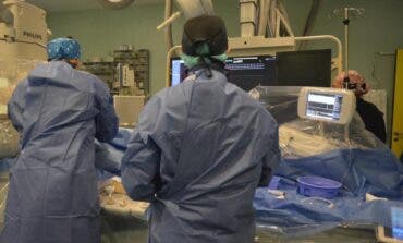 El Hospital de Torrejón realiza su primera intervención cardiaca híbrida en un joven con un aneurisma coronario gigante que ponía en riesgo su vida