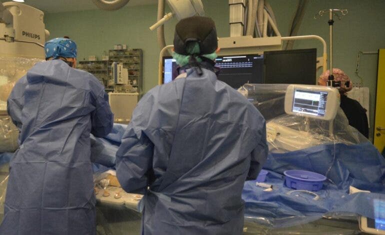 El Hospital de Torrejón realiza su primera intervención cardiaca híbrida en un joven con un aneurisma coronario gigante que ponía en riesgo su vida