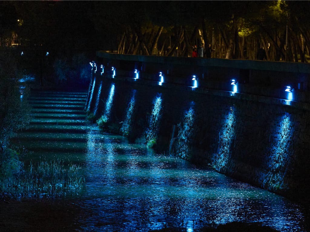 Madrid estrena la nueva iluminación del río Manzanares y lo tiñe de azul por Navidad