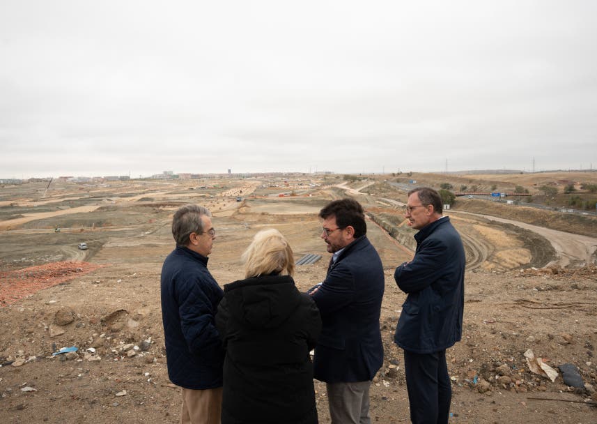Visita a la urbanización de Valdecarros en Vallecas con varias personas observando el terreno.