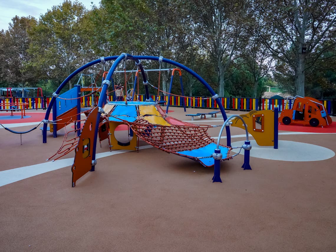 Zona infantil adaptada en el Parque Europa de Torrejón de Ardoz.