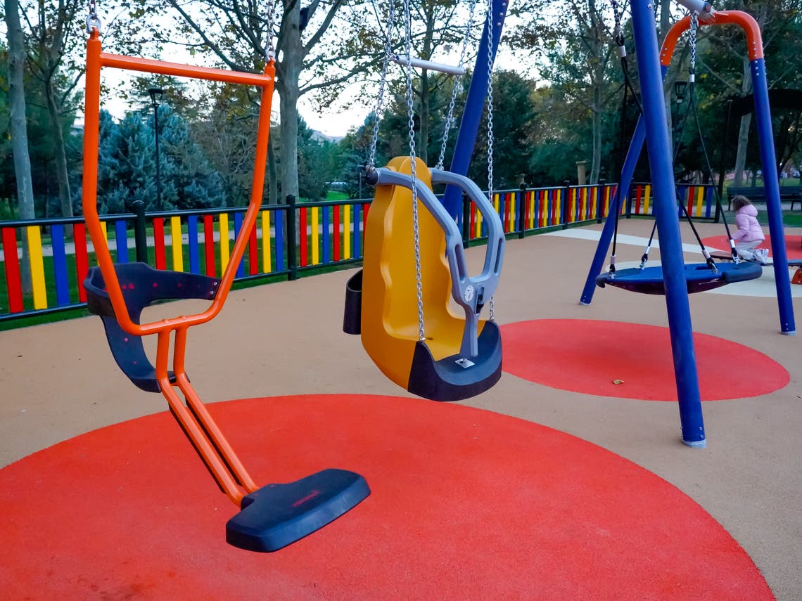 Zona infantil adaptada en el Parque Europa de Torrejón de Ardoz.