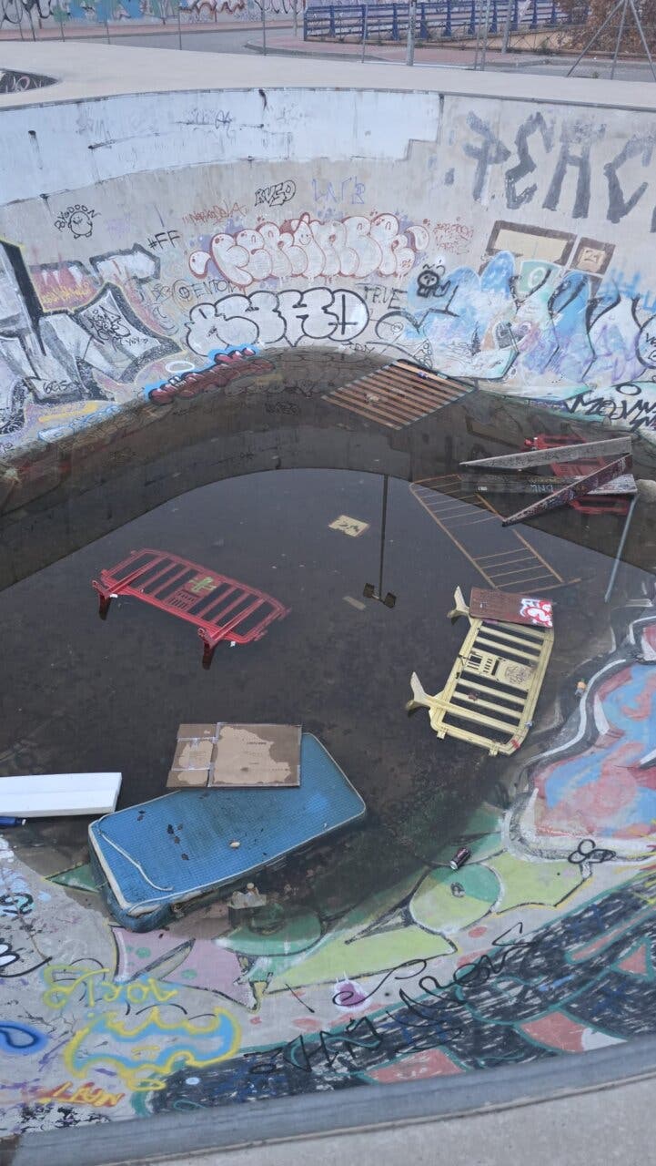 Vista del Skate-Ride Park de La Garena con objetos flotantes y grafitis en las paredes.