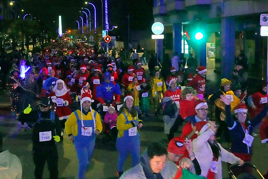 Participantes disfrazados corriendo en la I Milla Mágica de Torrejón