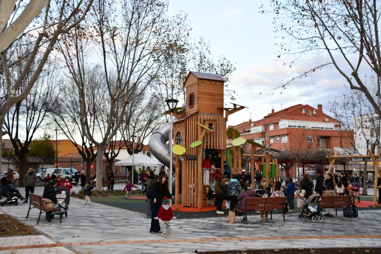 Zona de juegos infantiles en el renovado Parque de La Paz con familias y niños.