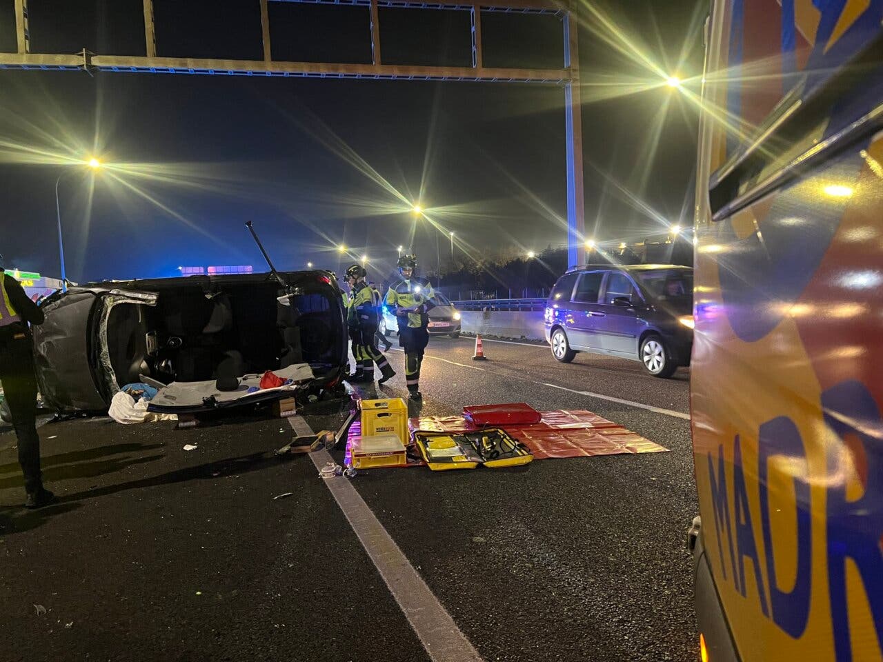 Accidente de tráfico en la A-42 con un coche volcado y servicios de emergencia.