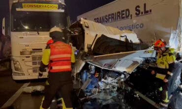 Herido grave un camionero al chocar contra dos vehículos parados en la M-50