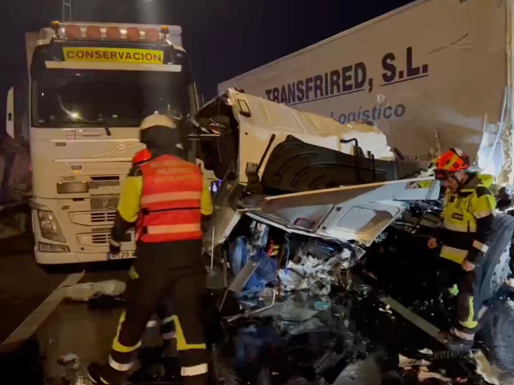 Herido grave un camionero al chocar contra dos vehículos parados en la M-50