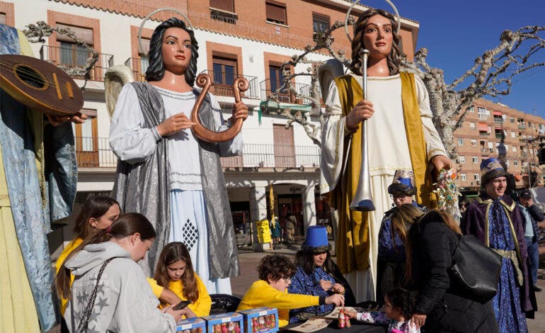 El ángel Raquel vuelve este viernes a Torrejón para recoger los chupetes de los niños y llevárselos a los Reyes Magos