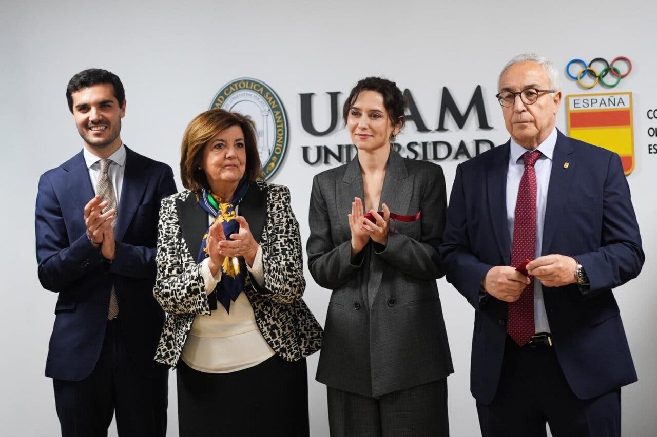 Isabel Díaz Ayuso y otros asistentes a la inauguración del campus UCAM en Torrejón.