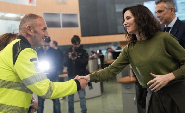 Ayuso recomienda a las familias tener un kit de emergencias con radio, pilas y botiquín