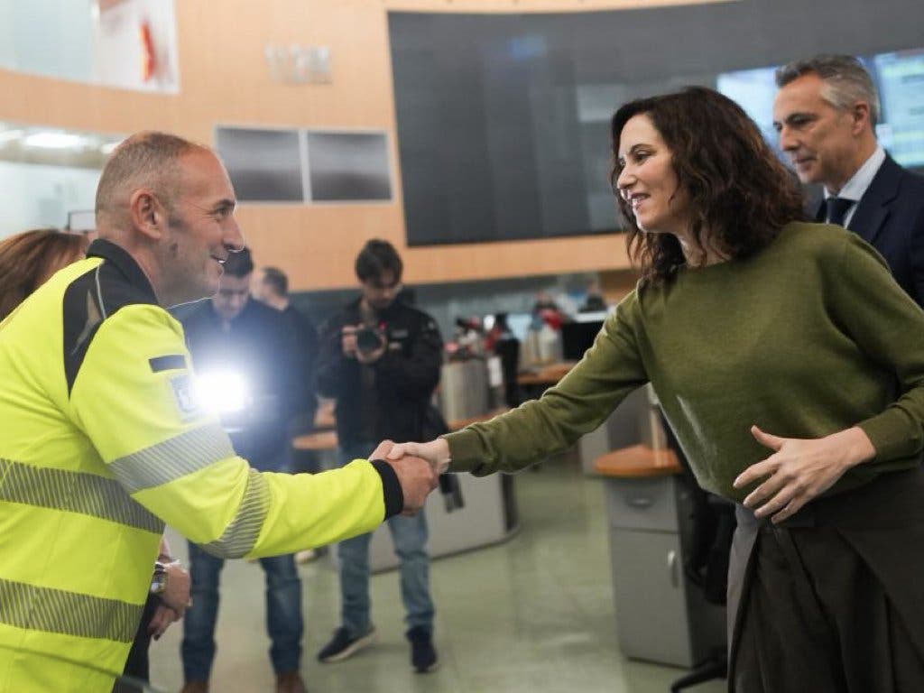 Ayuso recomienda a las familias tener un kit de emergencias con radio, pilas y botiquín