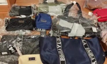 Intervenidos en el mercadillo de Torrejón varios bolsos falsificados de marcas conocidas