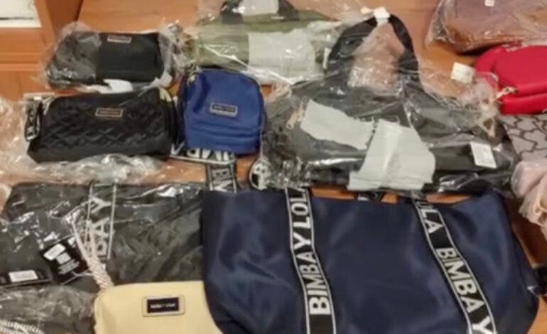 Intervenidos en el mercadillo de Torrejón varios bolsos falsificados de marcas conocidas