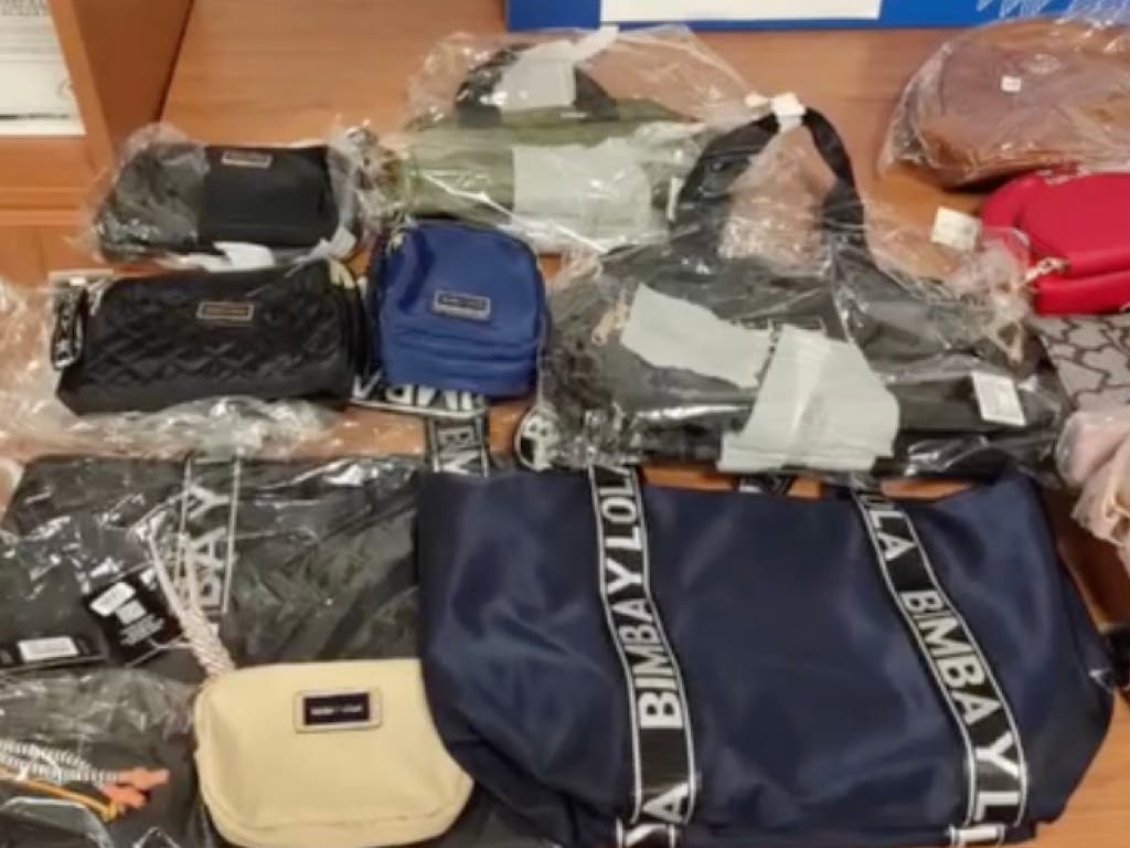 Intervenidos en el mercadillo de Torrejón varios bolsos falsificados de marcas conocidas