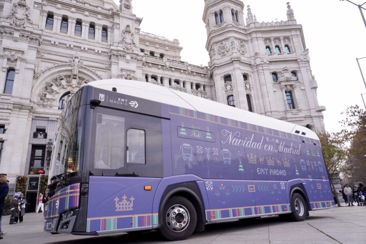 El bus de la Navidad de la EMT vuelve a Cibeles para recoger las cartas a los Reyes Magos