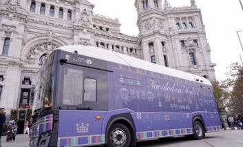El bus de la Navidad de la EMT vuelve a Cibeles para recoger las cartas a los Reyes Magos