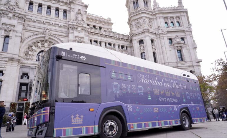 El bus de la Navidad de la EMT vuelve a Cibeles para recoger las cartas a los Reyes Magos