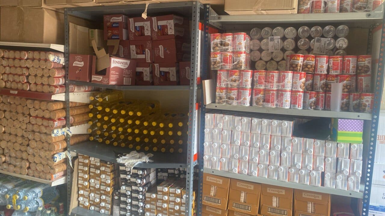 Estantes con alimentos y productos en Cáritas Mejorada del Campo