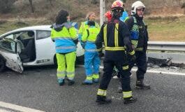 Tres heridos, uno muy grave, en un brutal choque en la M-501 a la altura de Navas del Rey