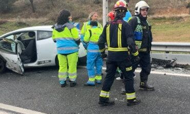 Tres heridos, uno muy grave, en un brutal choque en la M-501 a la altura de Navas del Rey