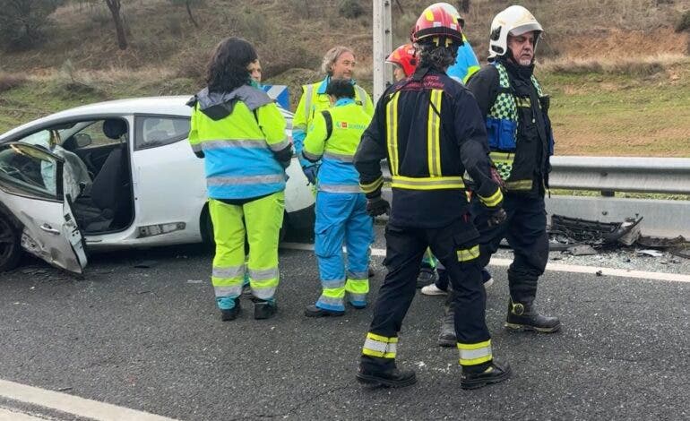 Tres heridos, uno muy grave, en un brutal choque en la M-501 a la altura de Navas del Rey