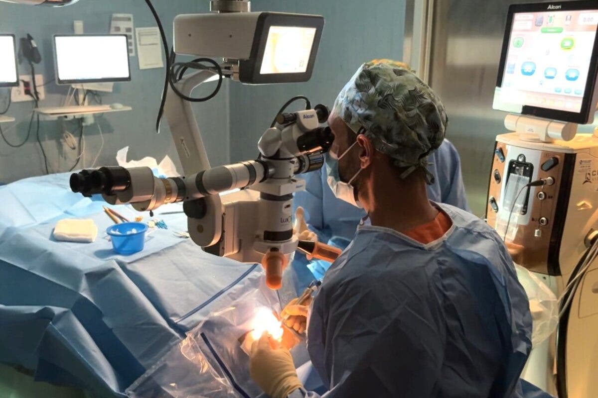 El hospital de Alcalá de Henares realiza cirugía de cataratas bilateral simultánea con más de 40 pacientes operados