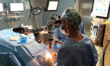 El hospital de Alcalá de Henares realiza cirugía de cataratas bilateral simultánea con más de 40 pacientes operados
