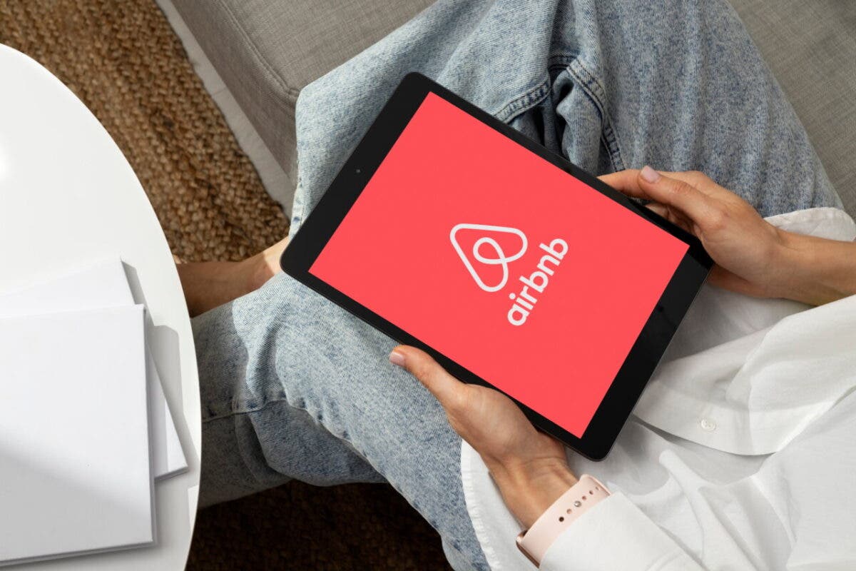 Consumo detecta 15.200 anuncios ilegales de pisos turísticos de Airbnb en Madrid