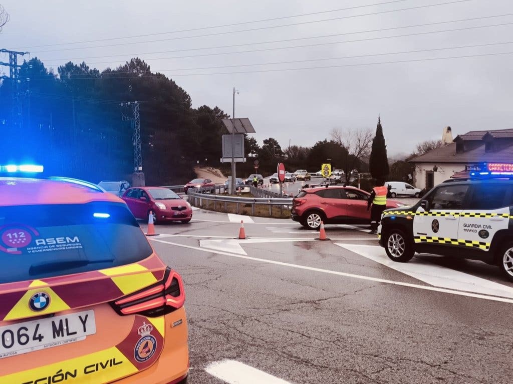 Cortadas las carreteras M-601 y M-604 tras llenarse los aparcamientos de Cotos y Navacerrada
