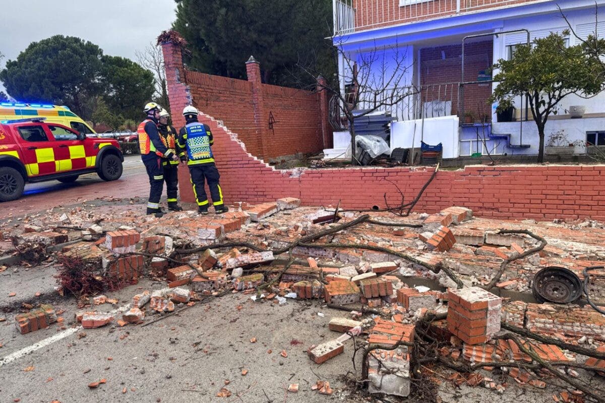 Dos heridos potencialmente graves al derrumbarse un muro de un chalet en Getafe
