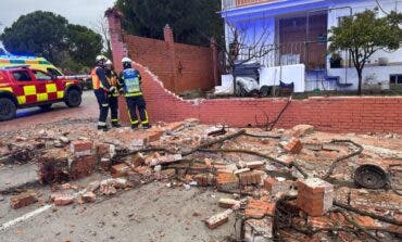 Dos heridos potencialmente graves al derrumbarse un muro de un chalet en Getafe