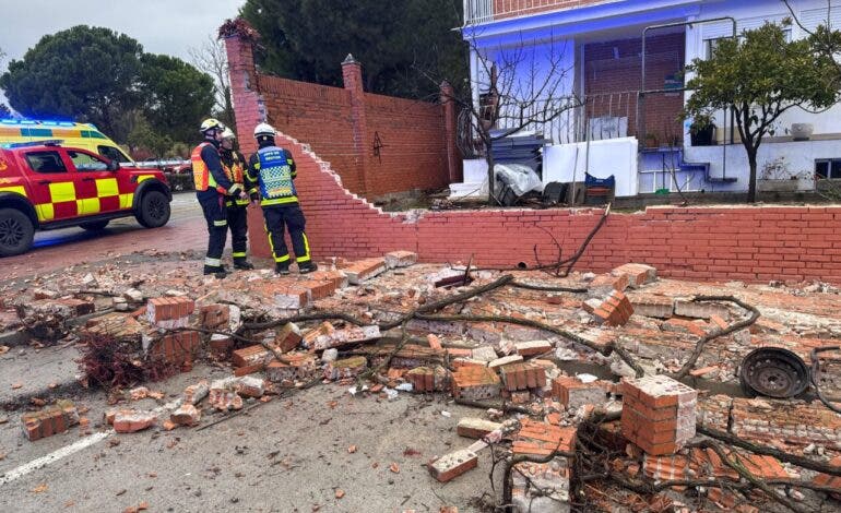 Dos heridos potencialmente graves al derrumbarse un muro de un chalet en Getafe