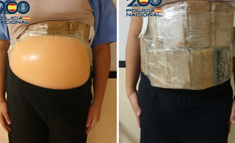 Detenida en Barajas una falsa embarazada que ocultaba dos kilos de cocaína en un falso vientre