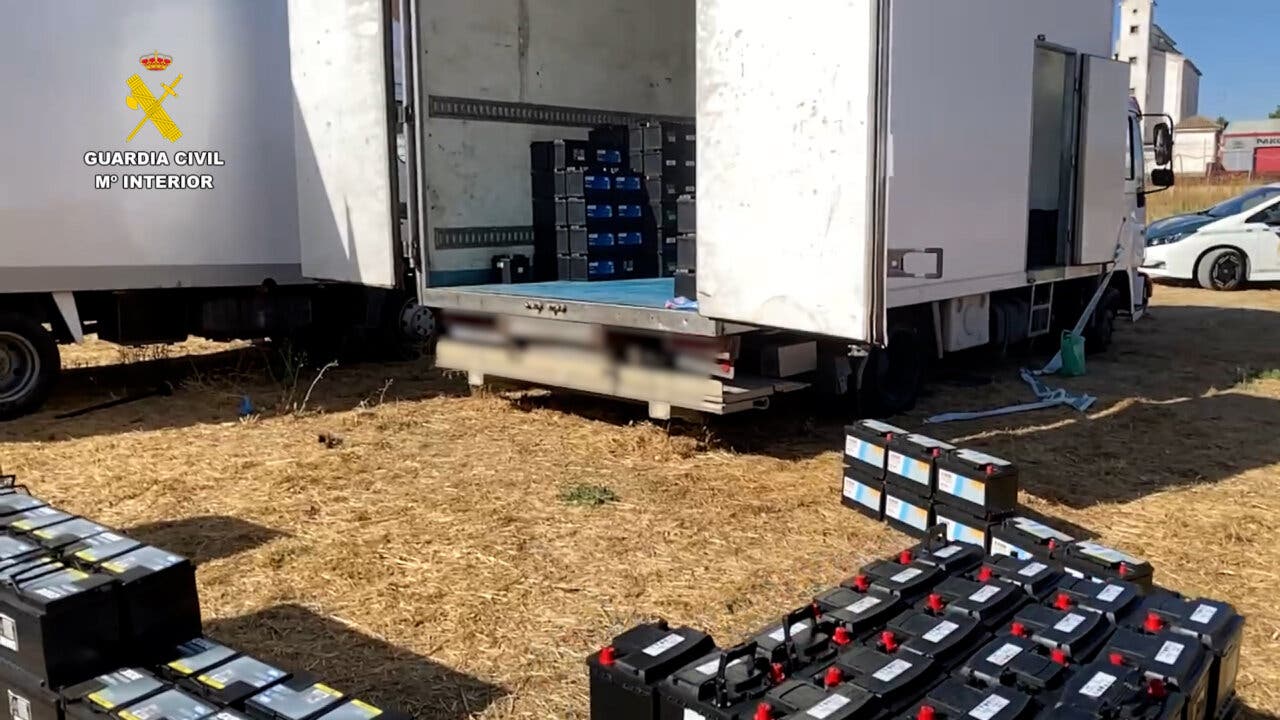 Camiones con baterías y mercancía robada en un operativo policial