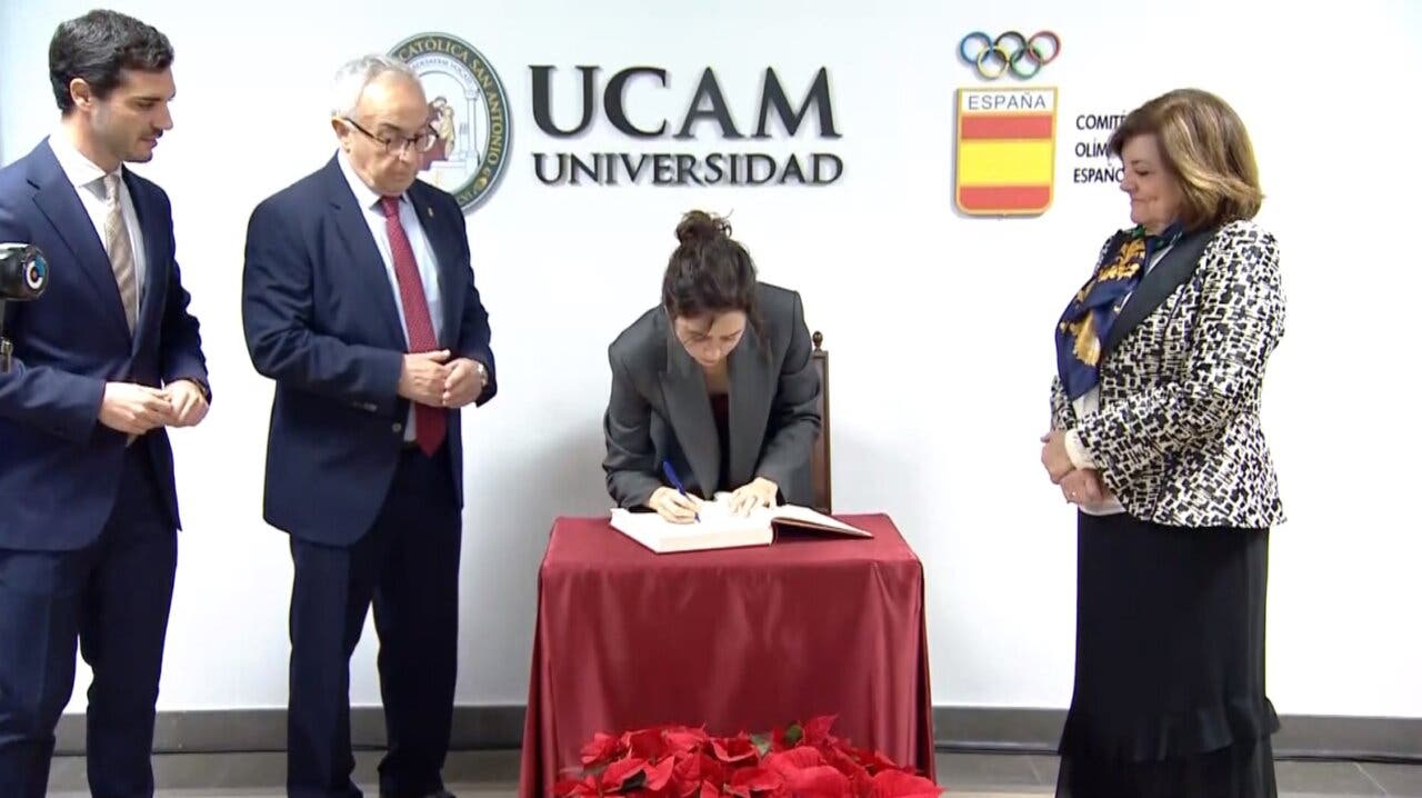 Isabel Díaz Ayuso firma en el libro de honor de la UCAM