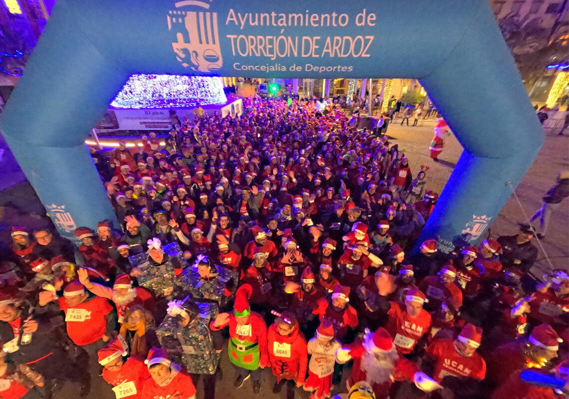 Disfraces, deporte y fiesta: Torrejón despide el año con más de 1.500 personas en la I Milla Mágica