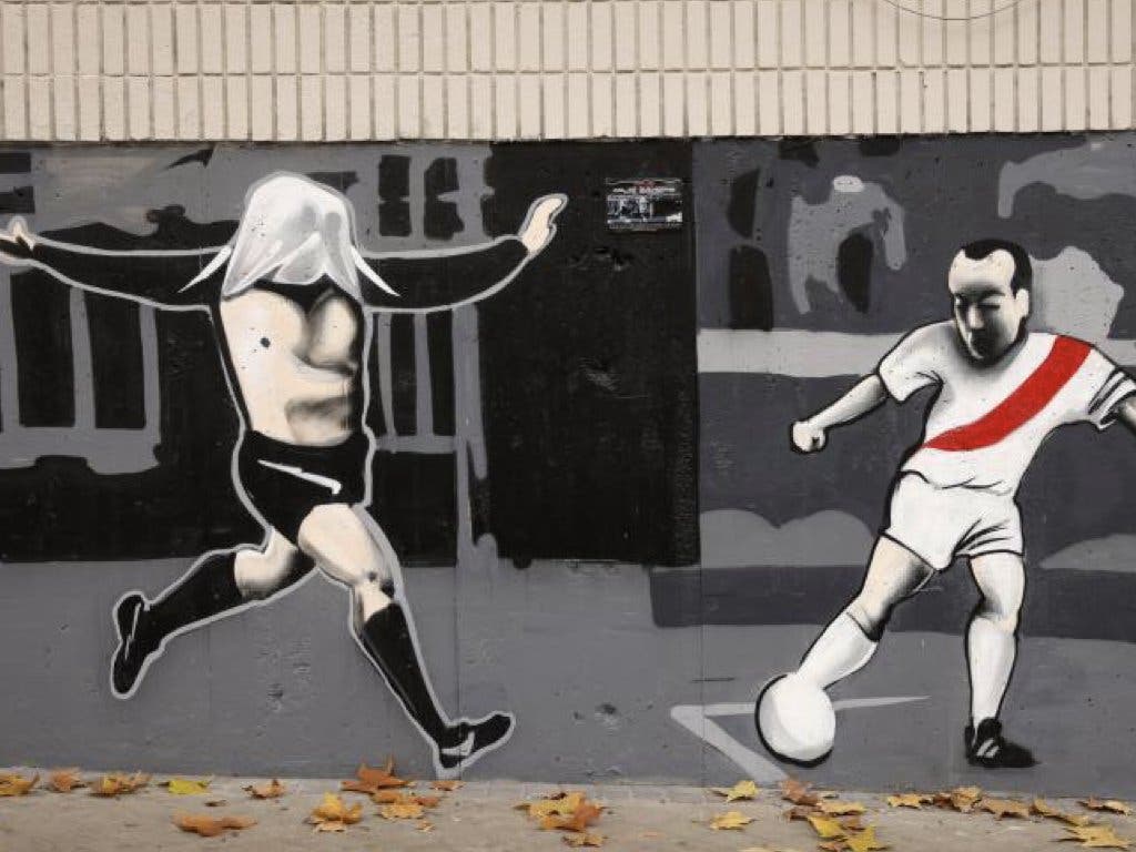 El Estadio de Vallecas luce nuevos murales con los momentos más icónicos de la historia del Rayo