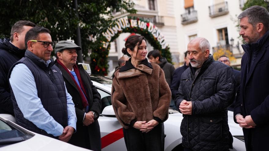 Isabel Díaz Ayuso felicita a taxistas en Madrid durante Navidad