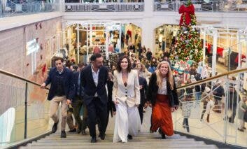 Ayuso visita el Primark de Gran Vía en su décimo aniversario: «Madrid es el lugar de moda, donde todos quieren estar»