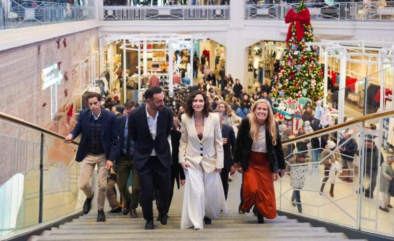 Ayuso visita el Primark de Gran Vía en su décimo aniversario: «Madrid es el lugar de moda, donde todos quieren estar»