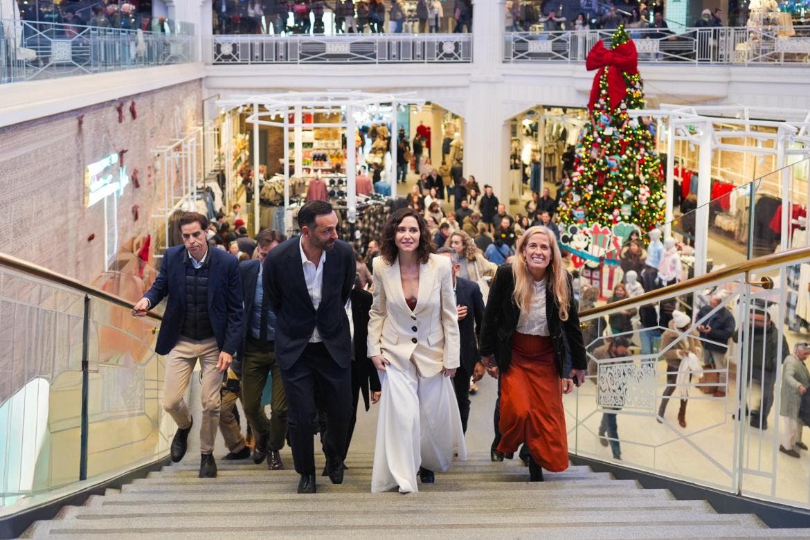 Ayuso visita el Primark de Gran Vía en su décimo aniversario: «Madrid es el lugar de moda, donde todos quieren estar»