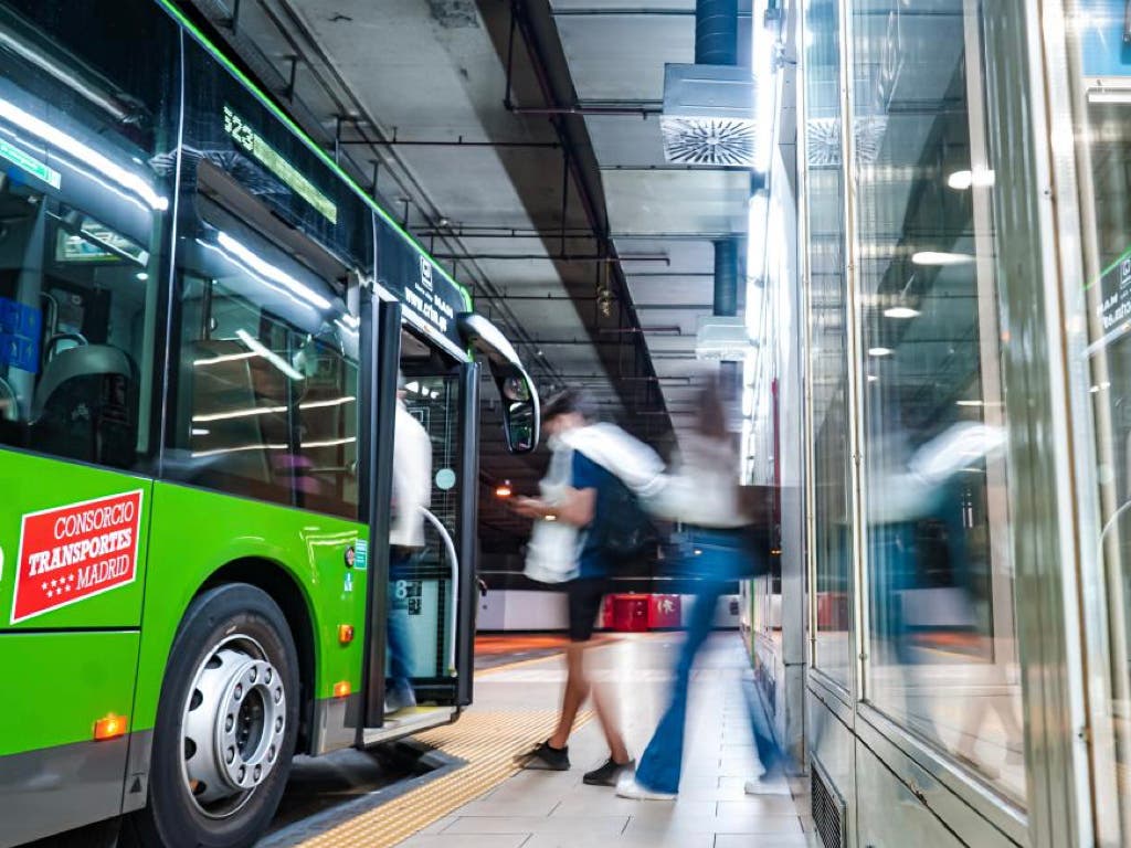 Madrid renueva con Castilla-La Mancha el abono transporte que usan miles de vecinos del Corredor del Henares