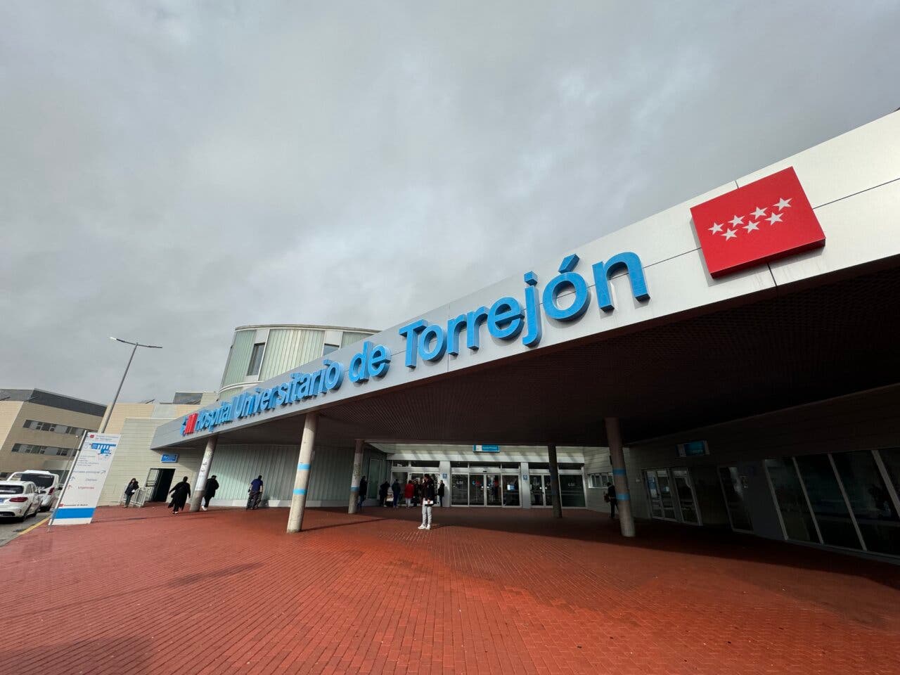 Entrada del Hospital Universitario de Torrejón en un día nublado