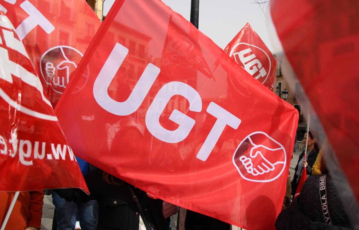 Manifestantes sosteniendo banderas rojas de UGT durante una huelga
