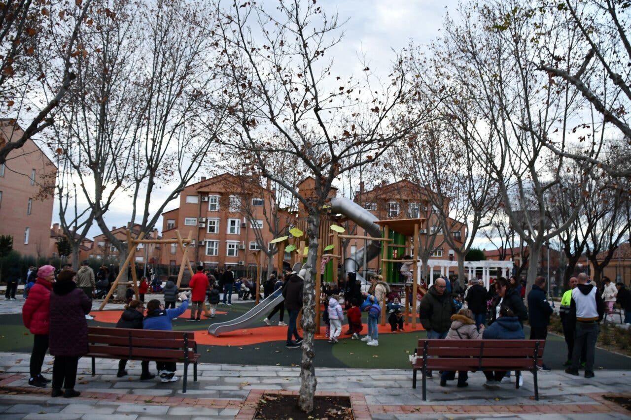 Inauguración del renovado Parque de La Paz con niños y familias disfrutando.
