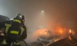 El fuego devora un coche de alta gama dentro de un concesionario de Alcobendas