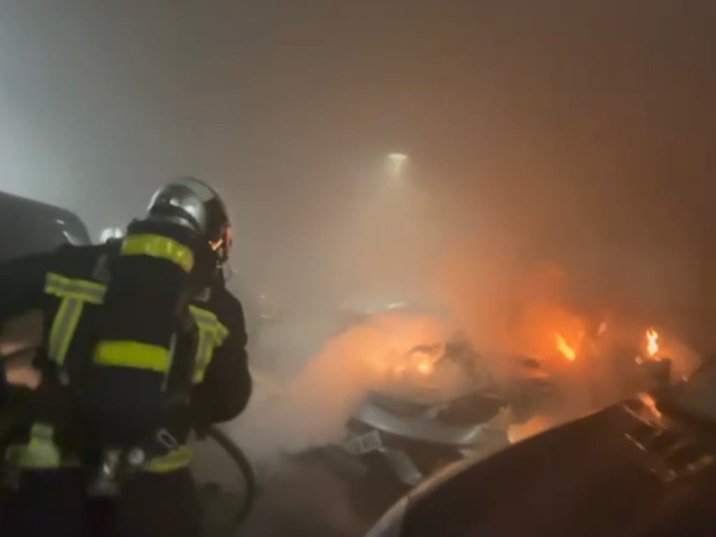 El fuego devora un coche de alta gama dentro de un concesionario de Alcobendas