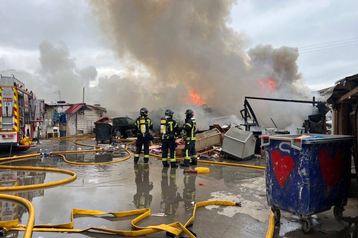 Un incendio arrasa varias chabolas en un asentamiento de Fuencarral