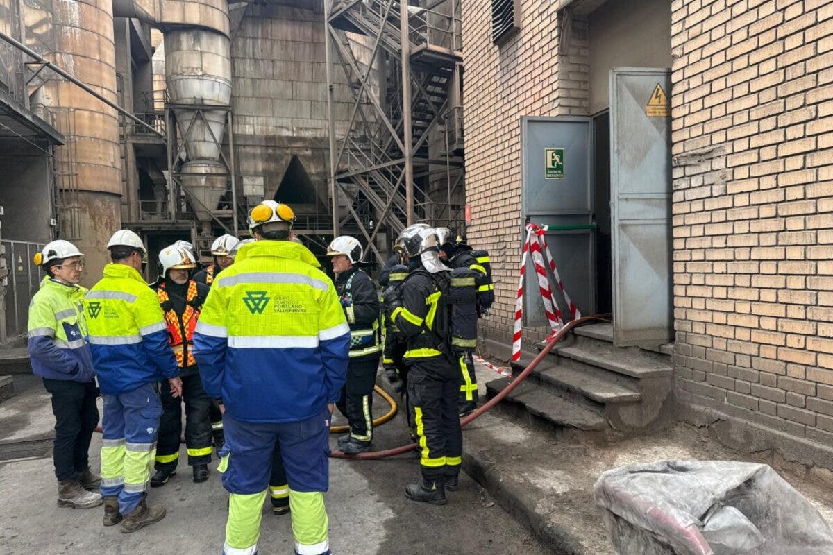 Un incendio en un cuarto de baterías moviliza a siete dotaciones de bomberos en Morata de Tajuña